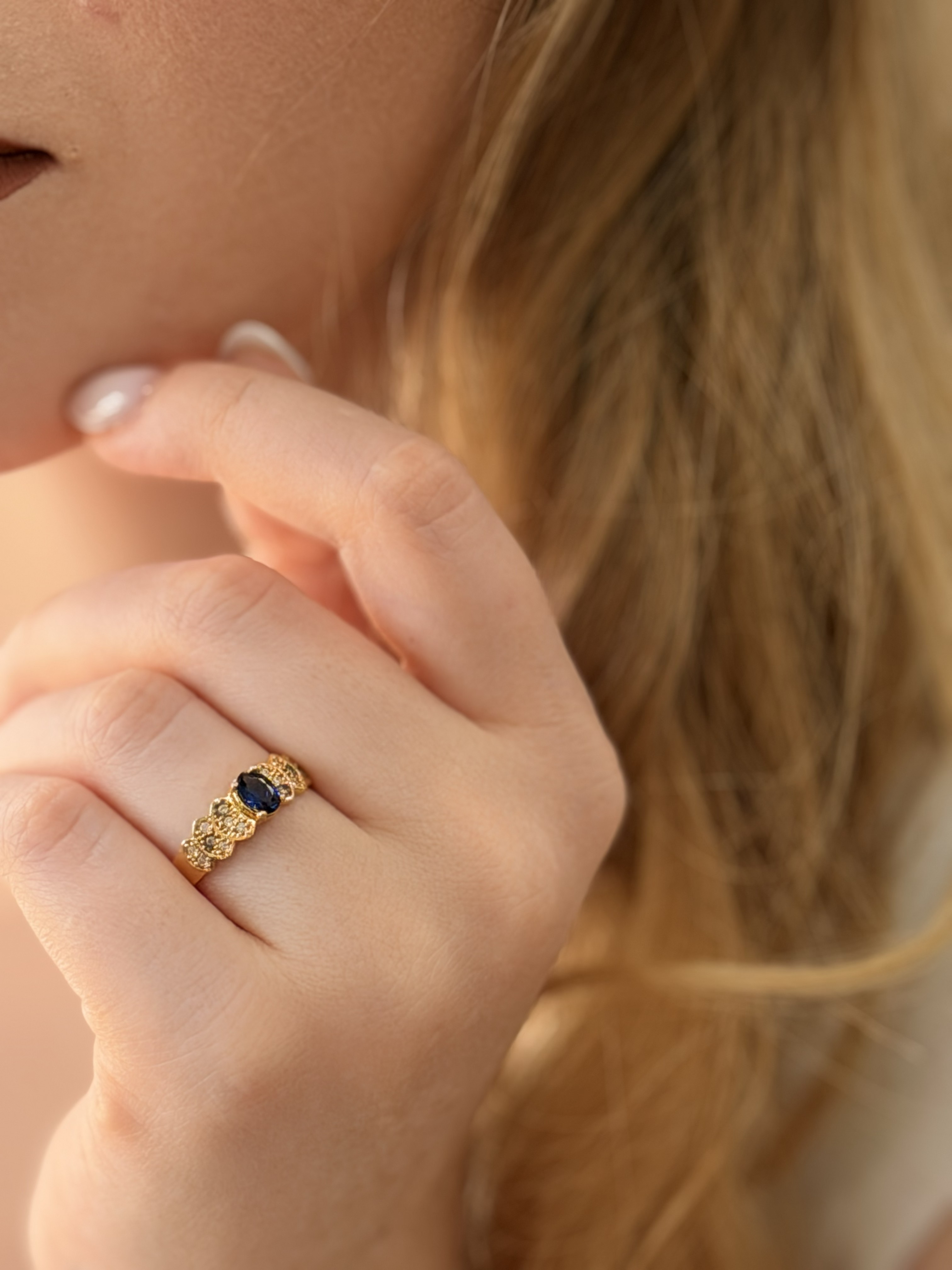 Anel Solitário Esther - Ouro 18K